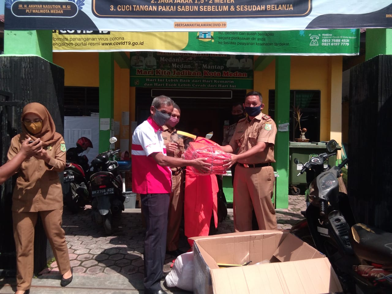 Dexton Berikan APD dan Masker Kepada Warga Ke Kantor Lurah Sekip Medan